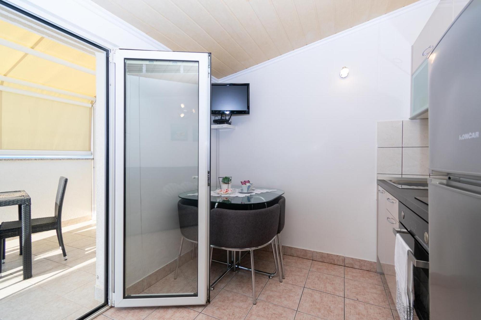 Apartments By The Sea Mandre, Pag - 4093 Kolan Rum bild